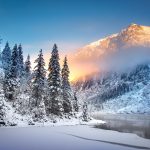 Winterlandschaft - Berg leuchtet in der Sonne