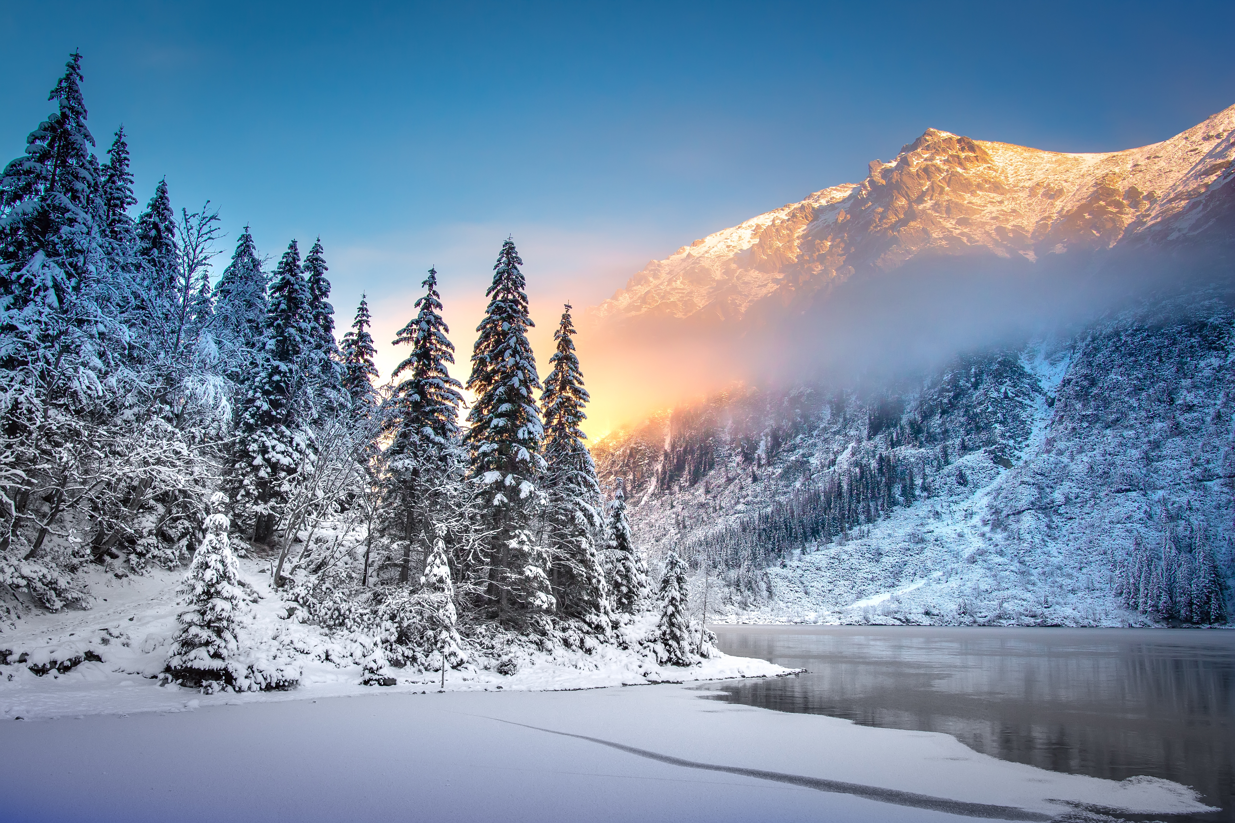 Winterlandschaft - Berg leuchtet in der Sonne